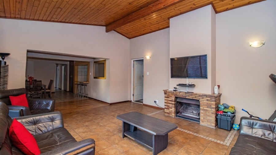 4 Bedroom Property for Sale in Oakglen Western Cape